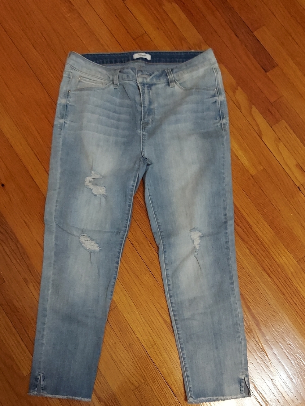 Kensie Light Blue Distressed Capri Jeans